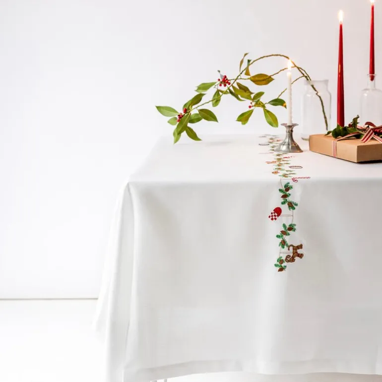 Juleduk med broderte motiver 240x140 cm hvit