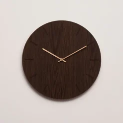 Dark Oak veggklokke 38 cm mørk eik m/kopper viser