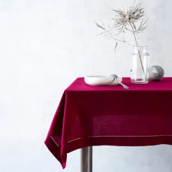 Duk med brodert hullsøm 340x140 cm mørkerød