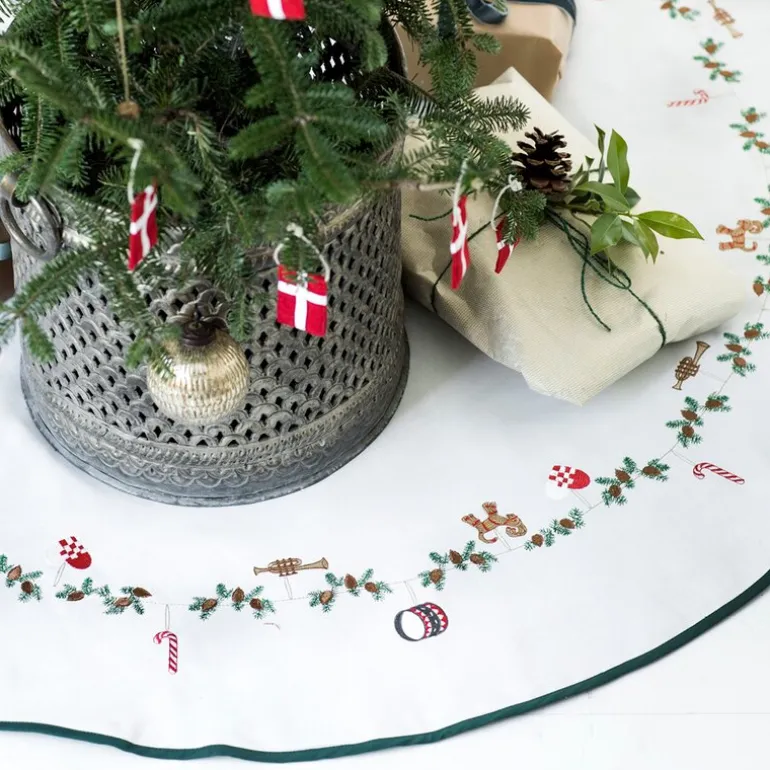 Klassisk brodert juletreteppe 120 cm