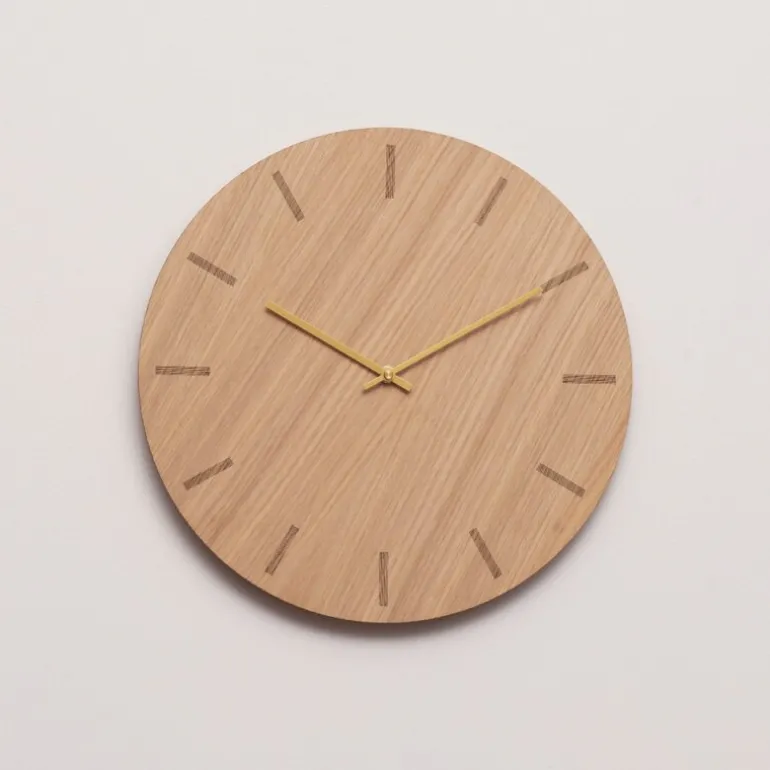 Light Oak veggklokke 28 cm lys eik m/gull viser