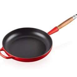 Signature stekepanne med trehåndtak 28 cm cerise